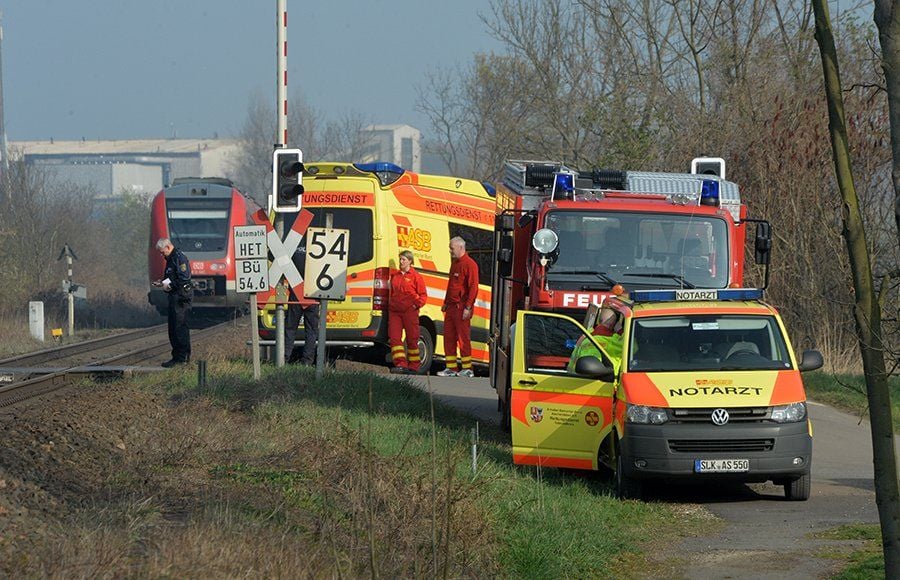 Einsatzkräfte von Rettungsdienst und Feuerwehr an der Bahnstrecke in Aschersleben. Am Mittwoch ist es dort zu einem tödlichen Unglück gekommen.