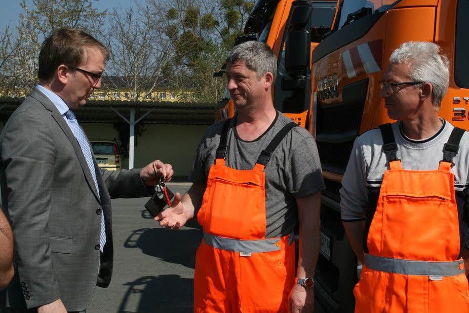 Landrat Markus Bauer übergibt Roland Neldner und Horst-Dieter Kolaschinski die Schlüssel zum neuen Fahrzeug.
