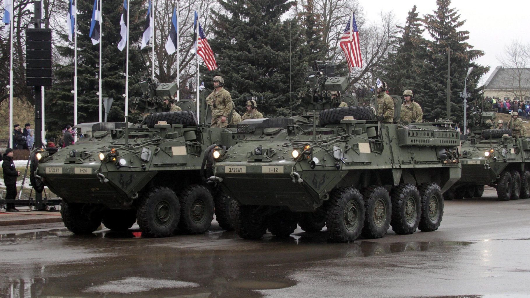 US-Soldaten in Panzern bei einer Militärparade im estnischen Narva