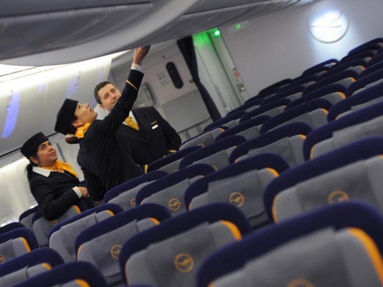 Flugbegleiter in einer Lufthansa-Maschine.