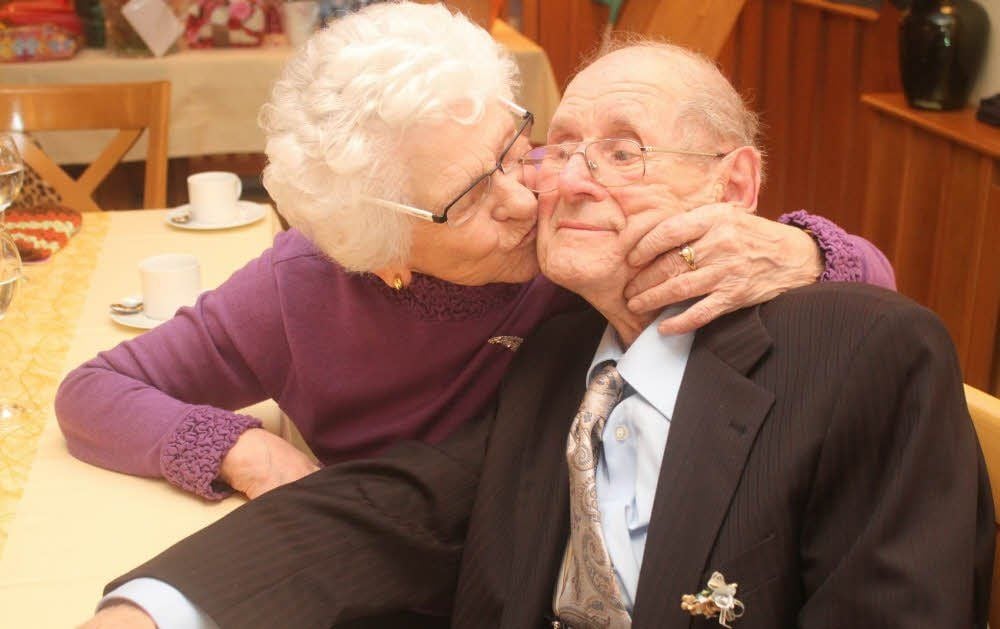 Ein Küsschen zur Steinernen Hochzeit: Inge Fuhrmann hat ihren Richard auch nach 67 Jahren noch lieb.