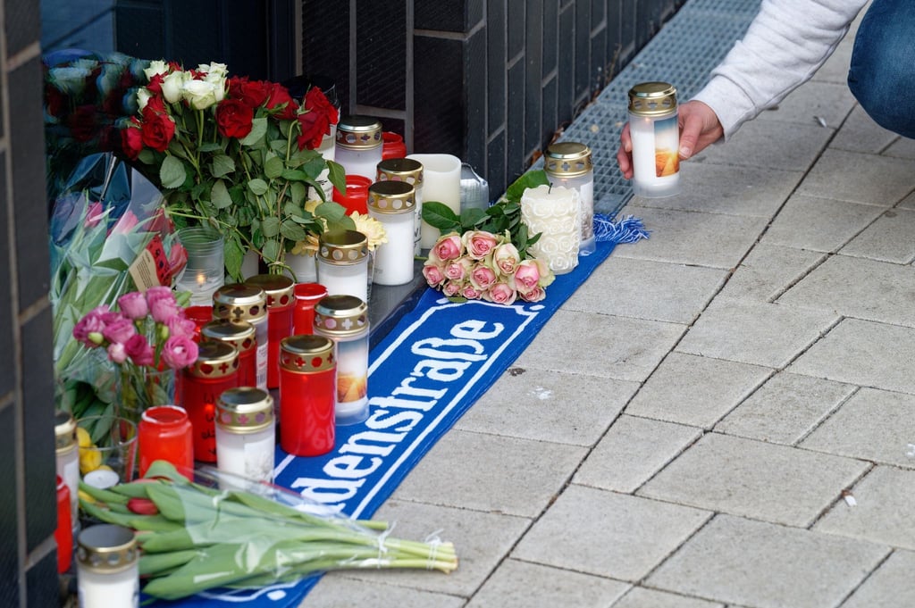 Blumen und Kerzen vor dem Haus in Köln-Mülheim, in dem Willi Herren wohnte.