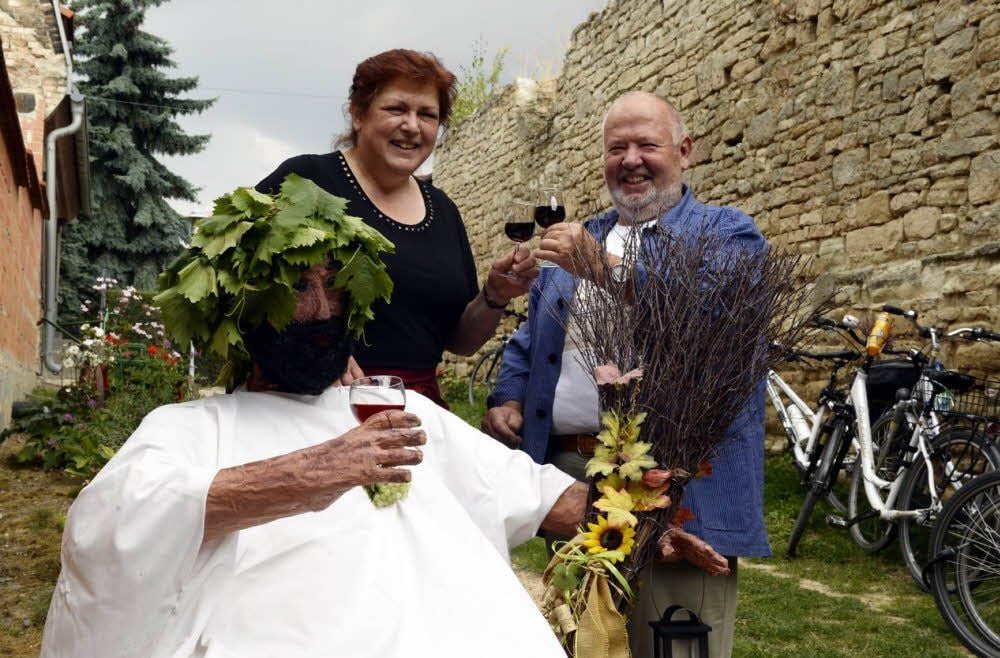 Bacchus aus Pappmaché weist den Weg zu Iris und Bernd Fritzsche in Höhnstedt.