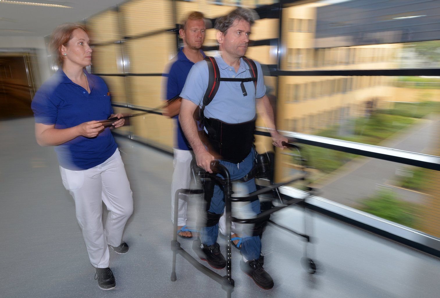Der querschnittgelähmte Neurochirurg Frank Röhrich bewegt sich am 12.08.2014 in einem Spezialanzug über den Gang der Berufsgenossenschaftlichen Kliniken Bergmannstrost in Halle (Saale).