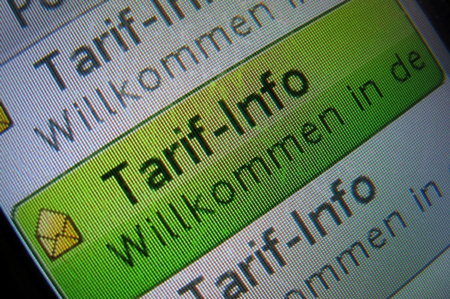 Eine E-Mail vom Strand, ein Anruf aus den Bergen - Handy und Tablet begleiten den Urlauber fast überall auf Schritt und Tritt.