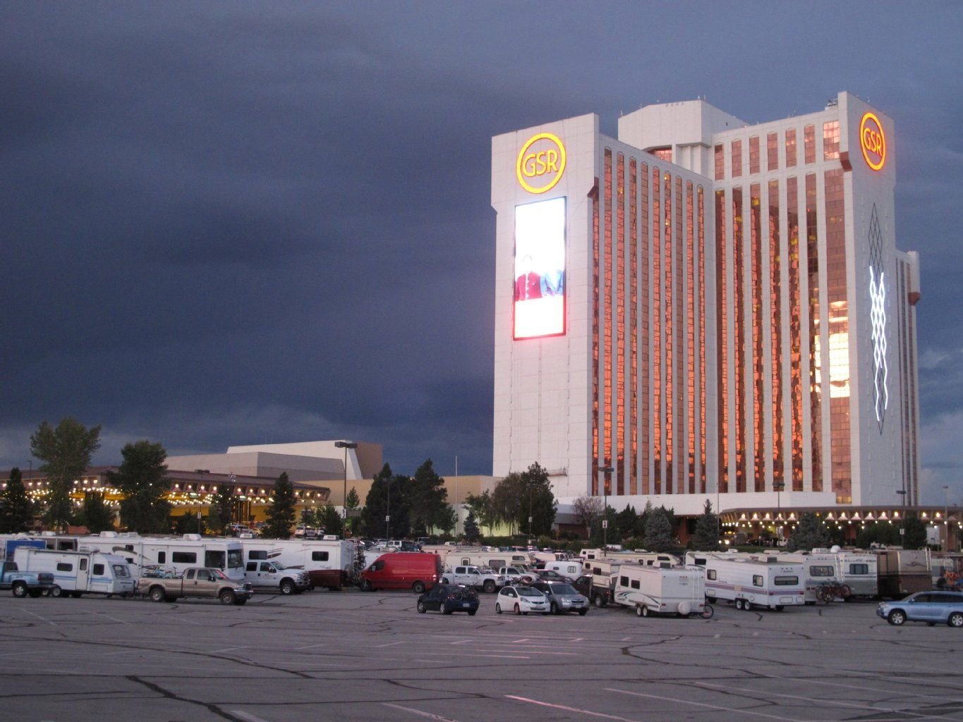 Dunkle Wolken über dem Festivalgelände in Reno, Nevada.