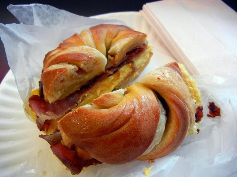 In New York sind kreative Mischungen angesagt: So wird aus einem Bagel und Croissant ein Cragel.