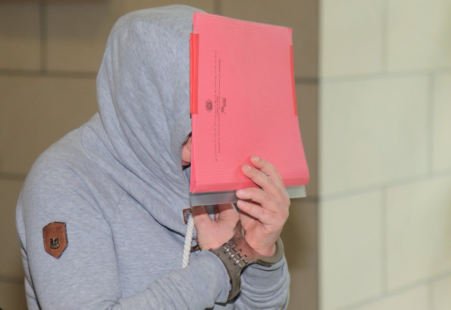 Der Untersuchungshäftling Ines H. trifft im Landgericht in Magdeburg ein.