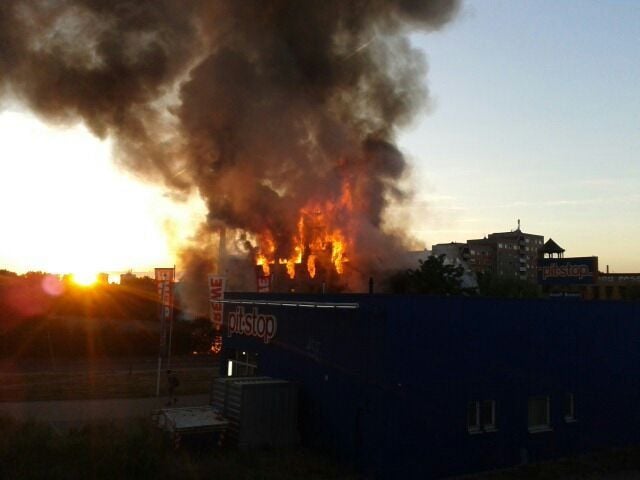 Die Alte Brauerei in Halle steht in Flammen.