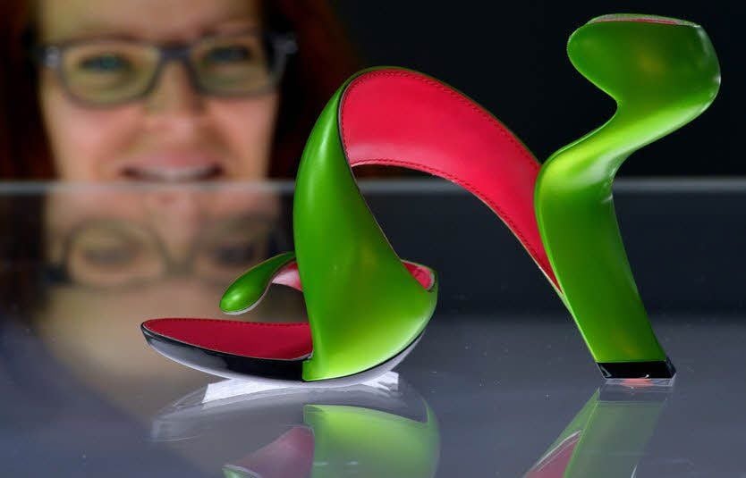Eine Frau betrachtet im Leipziger Grassi Museum für Angewandte Kunst den Schuh „Mojito“ aus London, der Teil der neuen Sonderausstellung ist.