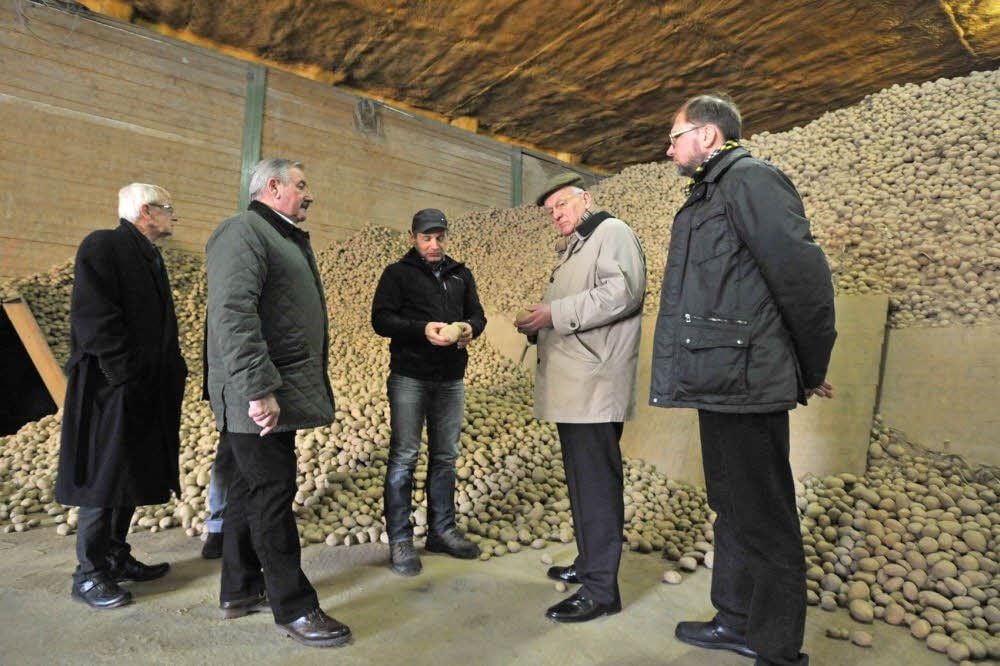 Landwirtschaftsminister Hermann Onko Aikens (2. v. r.) im Gespräch mit Franz Retzer und Johann Dobler (2. v. l.)