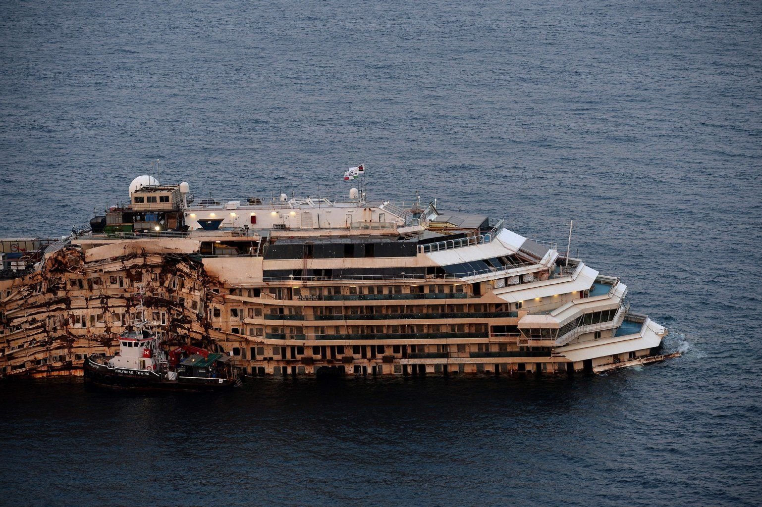 Das Wrack der „Costa Concordia“ vor der Insel Giglio.