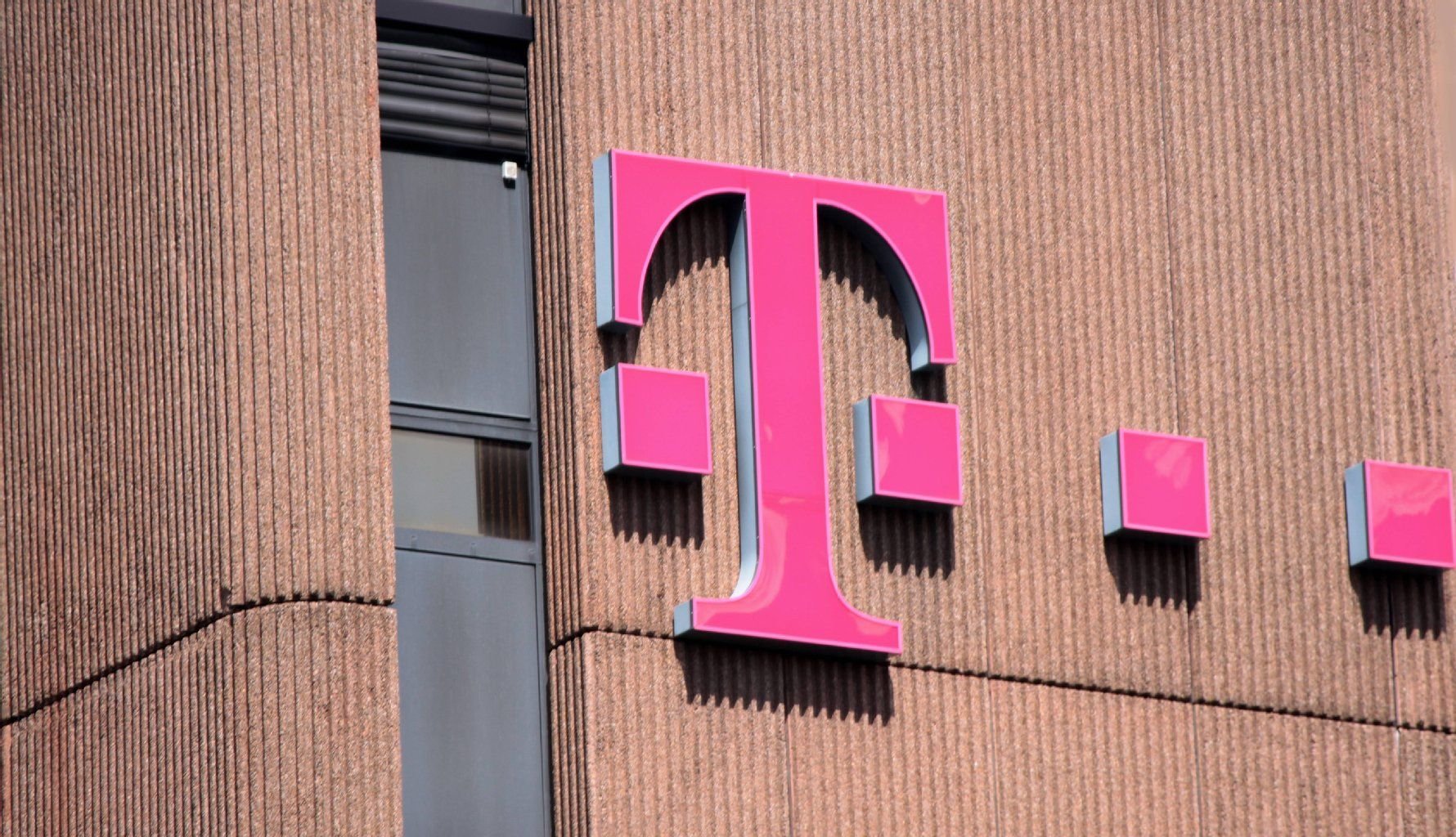 Der Prozess um den dritten Börsengang der Deutschen Telekom AG aus dem Juni 2000 ist eines der größten Wirtschaftsverfahren in der deutschen Rechtsgeschichte. Kleinanleger haben das Unternehmen auf Schadenersatz verklagt, weil sie sich vom Börsenprospekt getäuscht sehen.
