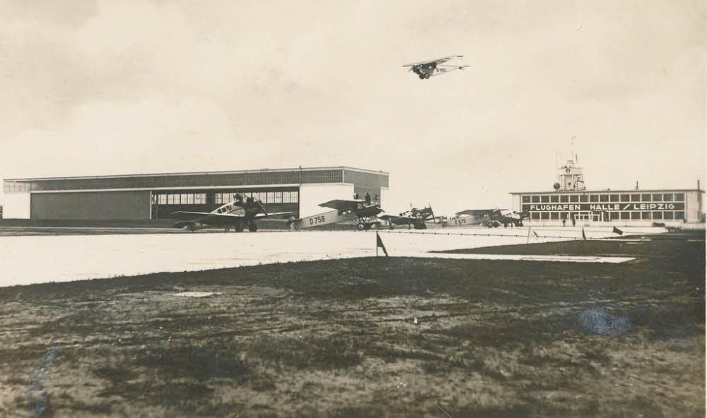 Den Hangar und das Terminal am Flughafen Leipzig/Halle sind 1927 nach Entwürfen von Thiersch entstanden. Bomben zerstörten die Gebäude 1944.