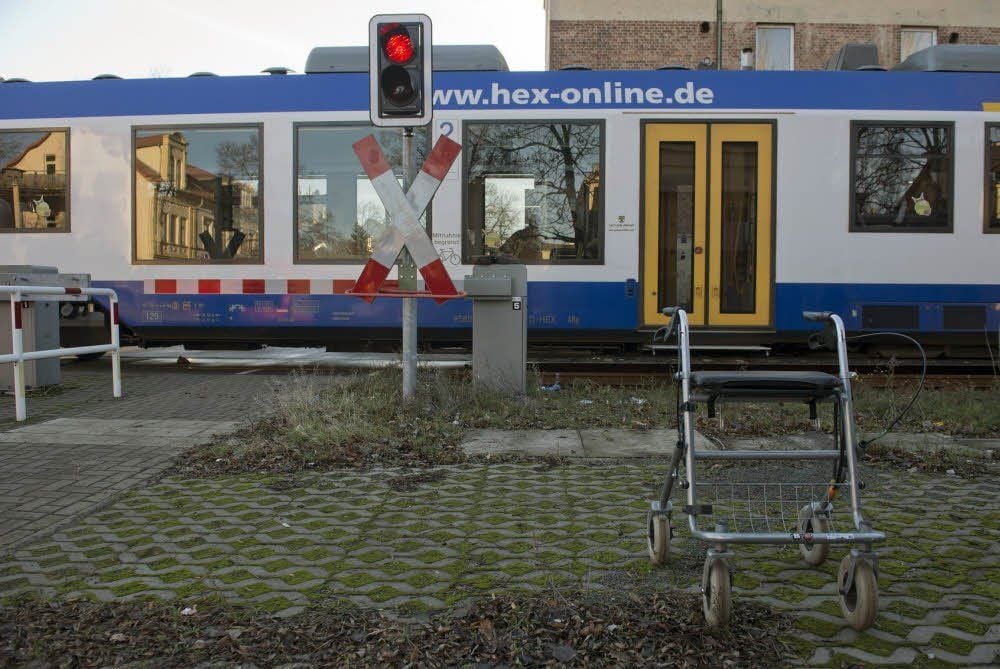 Erst den Rollator abgestellt, dann die Gleise betreten - ein Harz-Elbe-Express hat den 88-Jährigen am Übergang Stresemannstraße überrollt.