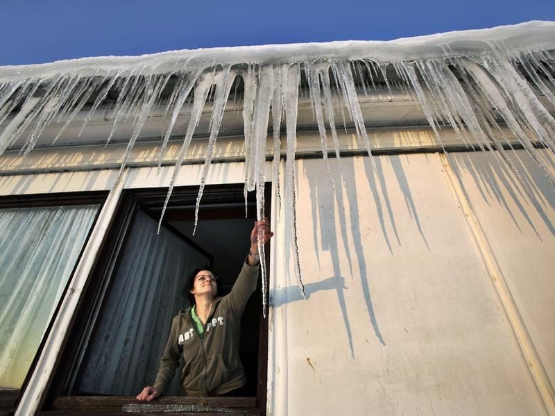 Hausbesitzer müssen Eiszapfen an den Dächern nach Möglichkeit entfernen, um Passanten nicht zu gefährden.