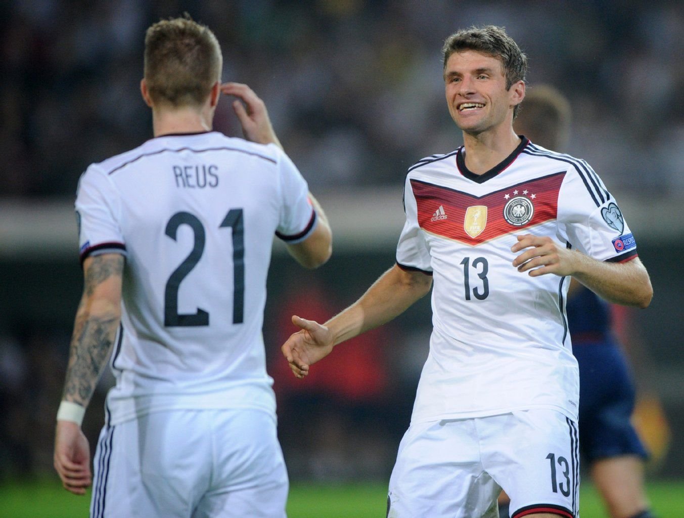 Thomas Müller (r.) jubelt mit Marco Reus