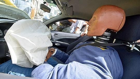 Beim Kauf von Gebrauchtwagen, sollten Familien unbedingt darauf achten, dass Sicherheits-Systeme wie Airbag, ABS und ESP an Bord sind.