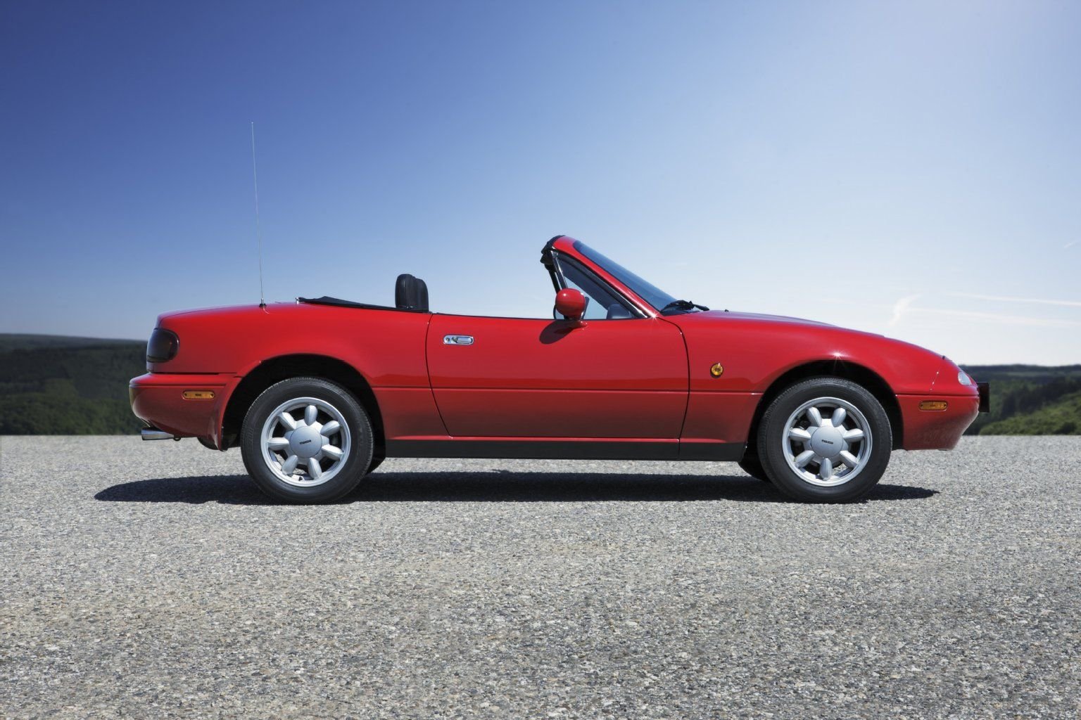 Das Design britischer Roadster mit Zuverlässigkeit und Wetterfestigkeit zu verbinden – mit diesem Konzept wurde der MX-5 zu einem Verkaufserfolg.
