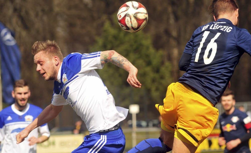 Felix Krause (links) ist mit acht Volltreffern derzeit erfolgreichster Schütze für den TV Askania Bernburg in der Oberliga.
