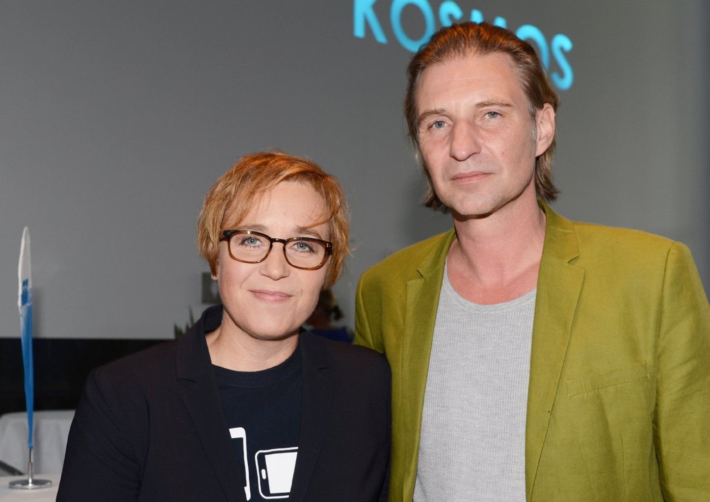 Katharina Franck, Sängerin der ehemaligen Band "Rainbirds", und Sänger Dirk Zöllner von der Band Die Zöllner posieren in Berlin im Kino Kosmos bei der Preview der MDR-Dokumentation "Mein Sommer '88 - Wie die Stars die DDR rockten".
