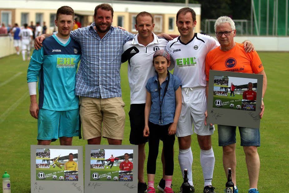 Keeper Sascha Broziewski (l.), Uwe Broziewski und Sören Westphal (von rechts) wurden nach dem letzten Spieltag verabschiedet.