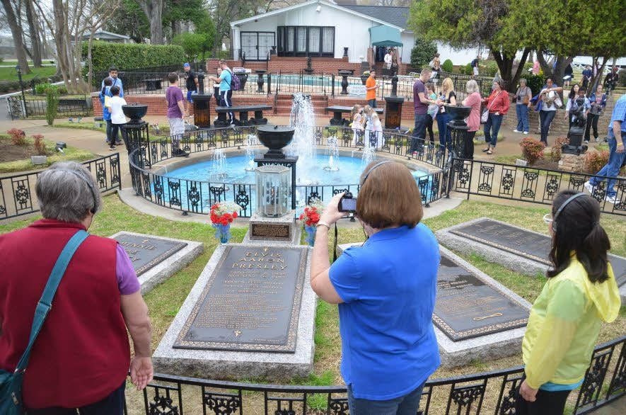 Going to Graceland: Das Anwesen mit den Grabmälern Elvis Presleys und seiner Eltern ist nach wie vor ein vielbesuchter Ort.