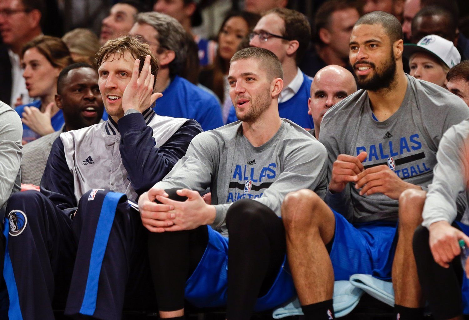 Konnten am Ende entspannt zuschauen: Dirk Nowitzki (l.), Chandler Parsons und Tyson Chandler.