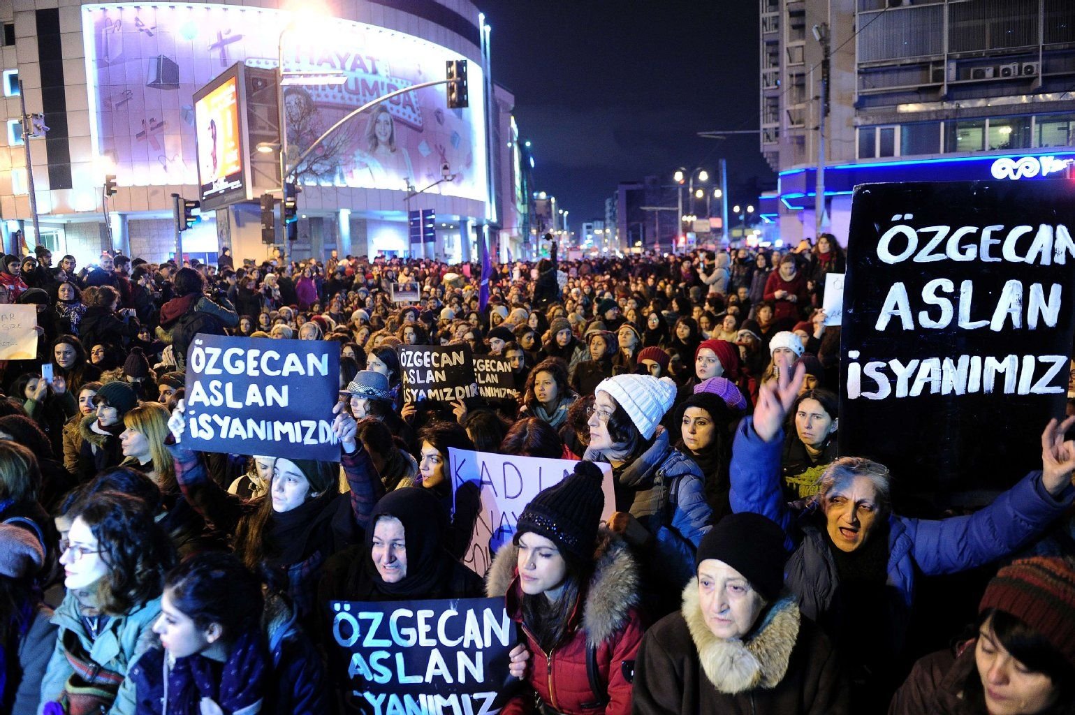 Nach dem Mord an einer Studentin versammelten sich zahlreiche Menschen in Istanbul um gegen Gewalt an Frauen zu demonstrieren.