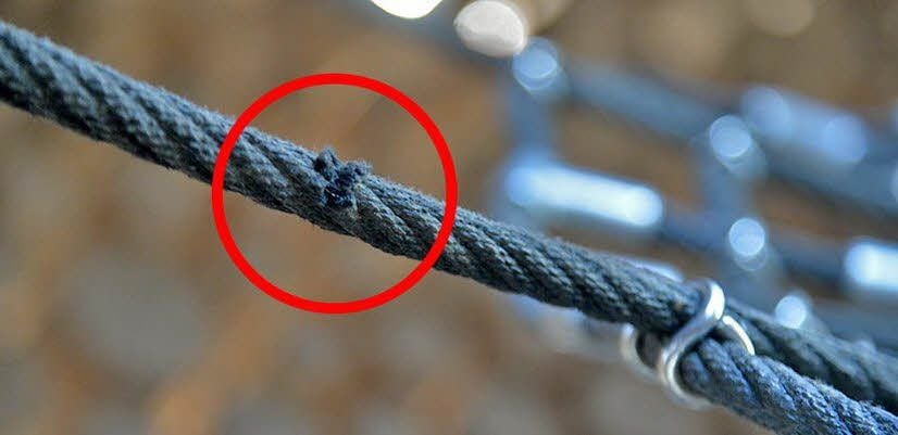 Das Drahtseil beginnt bereits zu reißen.