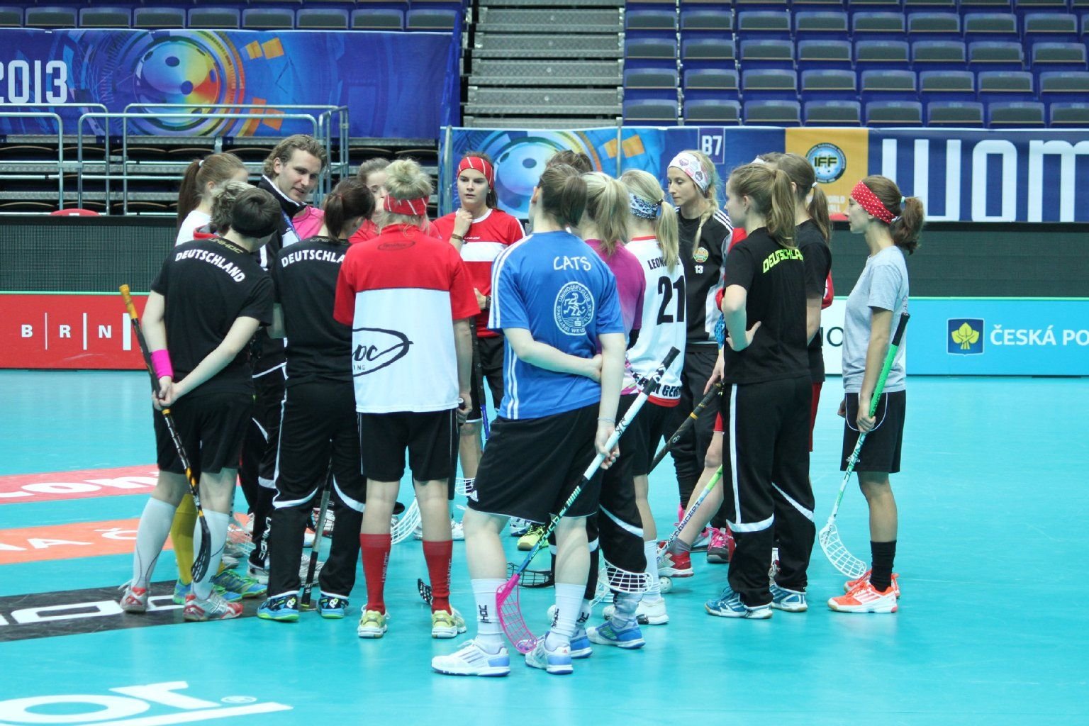 Bundestrainer Simon Brechbühler (links) schwört sein Team im Abschlusstraining auf das WM-Viertelfinale gegen die Schweiz ein