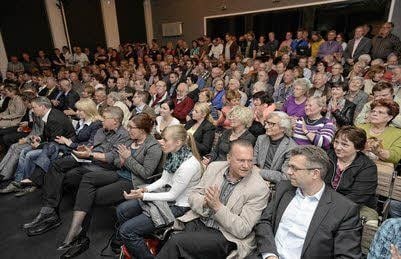 Ein gut besetztes Podium, ein proppevoller Zuhörersaal: Das erste OB-Kandidaten-Forum fand großes Interesse.