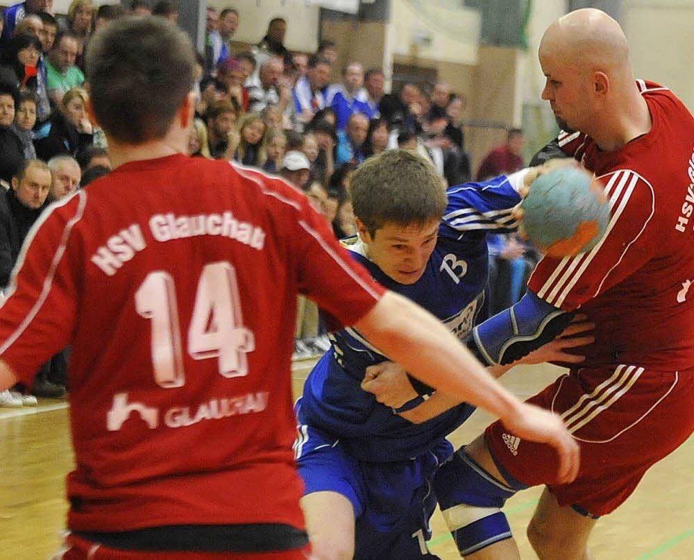 Die Oberliga-Handballer von TuS 1947 Radis, hier Raik Nathow (am Ball) im Angriff, zogen am Sonnabend in der Gräfenhainichener Sporthalle Lindenallee gegen den HSV Glauchau klar 24:35 den Kürzeren.