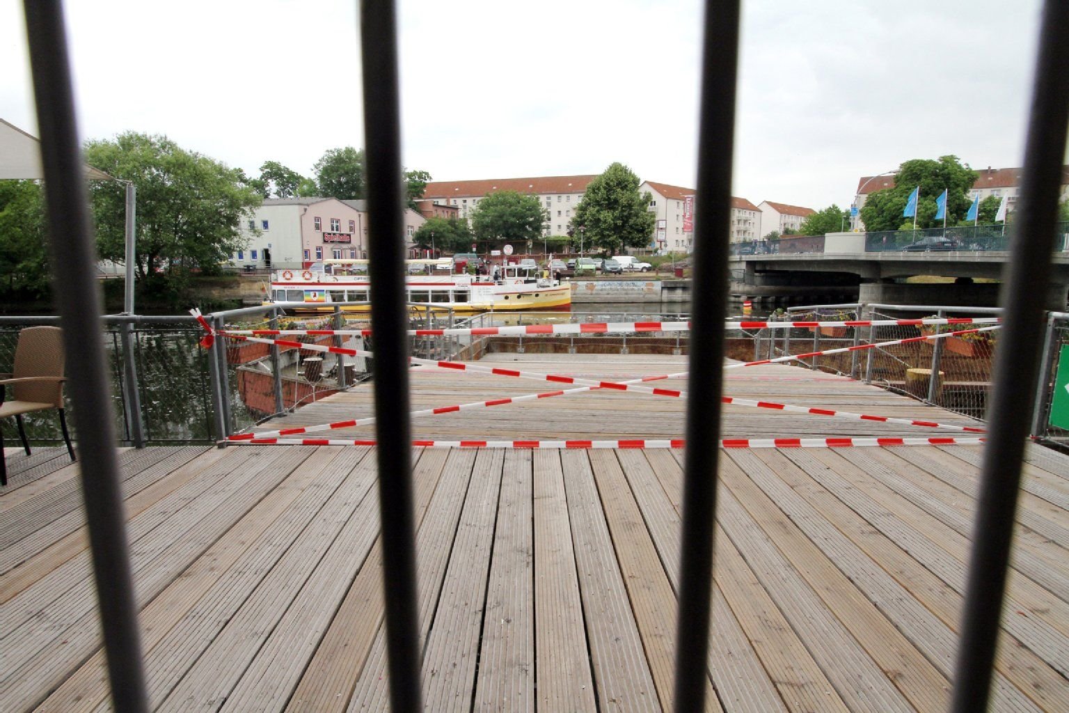 Das Bugagelände ist am 14.06.2015 am Haupteingang Optikpark Mühlenhof in Rathenow (Brandenburg) wegen Unwetterschäden geschlossen.