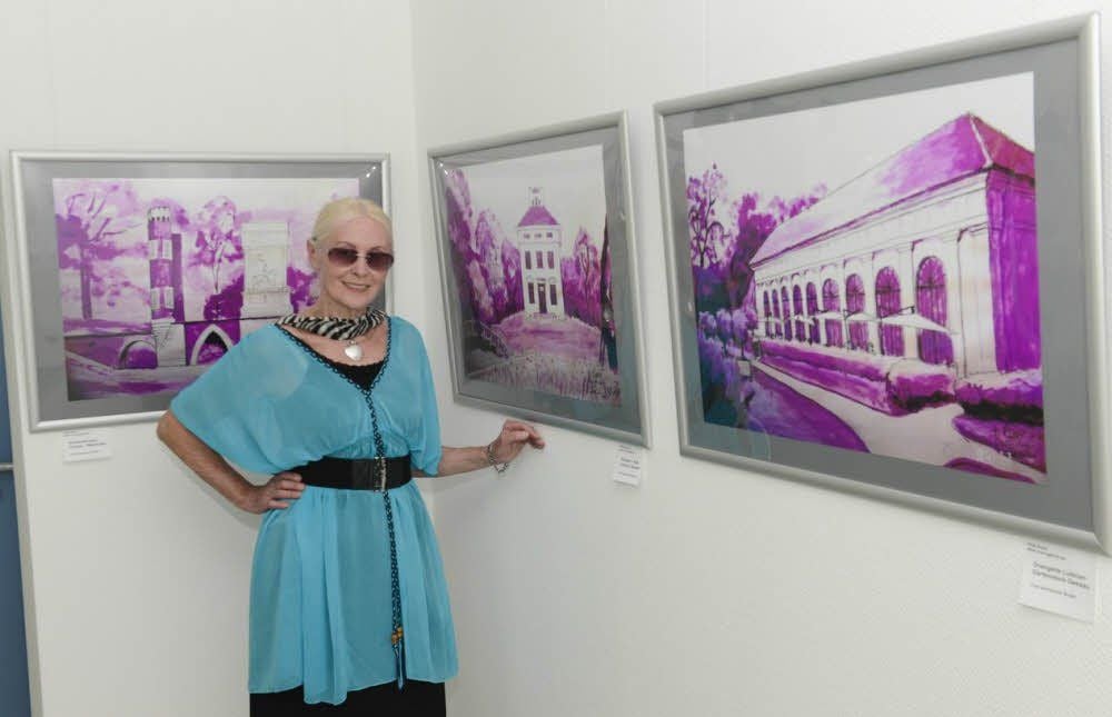 Hilde Rund vor ihrer Studie in Karminrot. Die Hobbymalerin stellt derzeit ihre Bilder in Köthen aus.