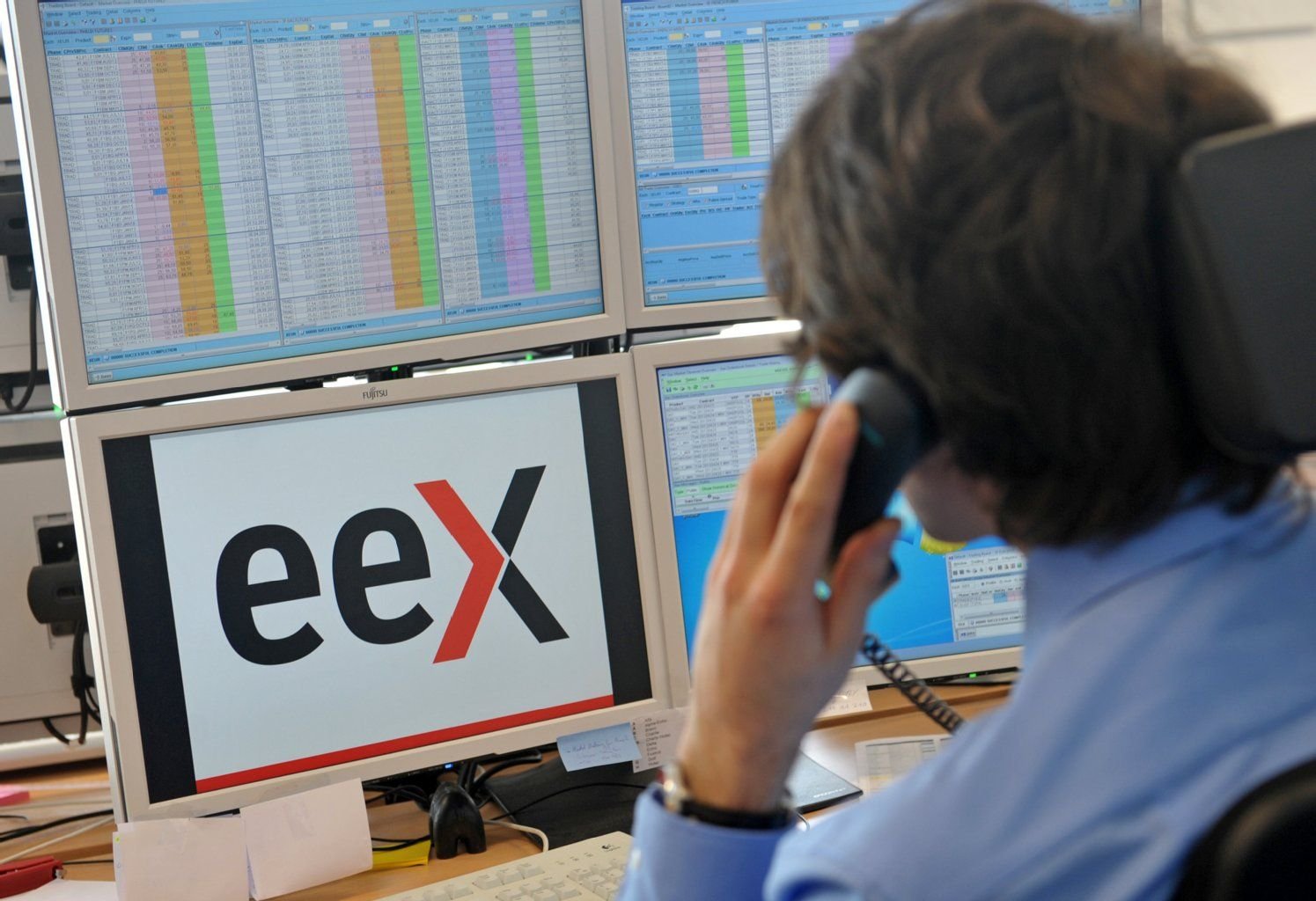In der Leipziger Energiebörse EEX arbeitet ein Mitarbeiter im Bereich Marktsteuerung.