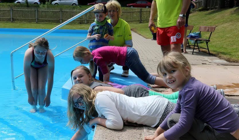 Ins kalte Wasser traute sich niemand außer Jenny (links). Doch nach den Kapseln mit den Überraschungen konnten die Kinder auch vom Beckenrand aus fischen.
