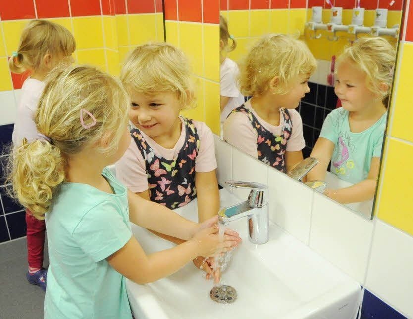 Auf einen Schwatz treffen sich Julia (l.) und Enya im farbenfrohen Waschraum.