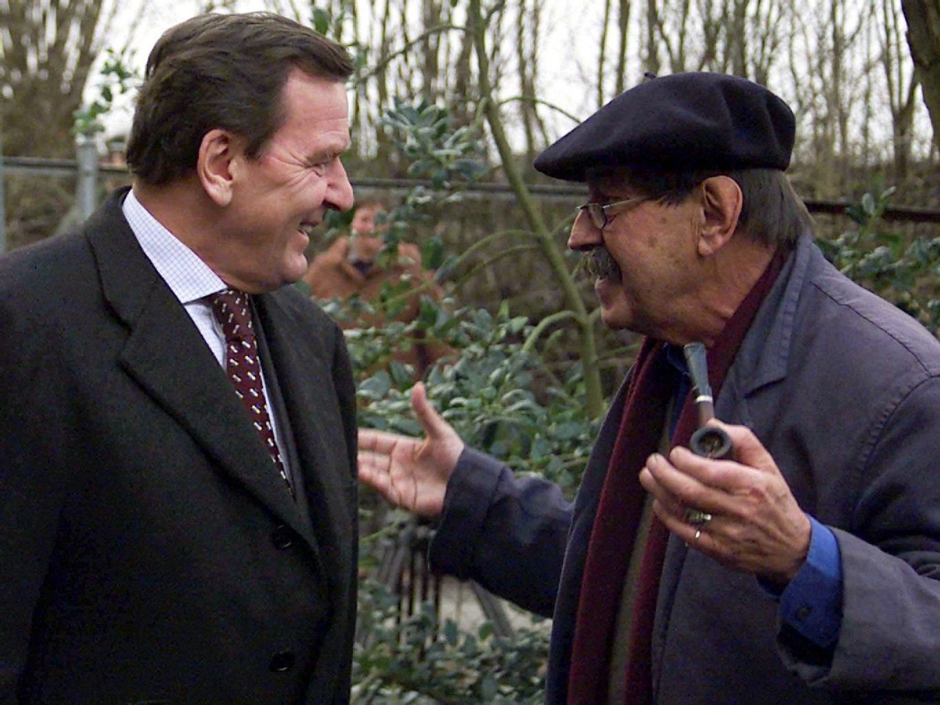 Günter Grass und Gerhard Schröder im Garten des Schriftstellers in Behlendorf