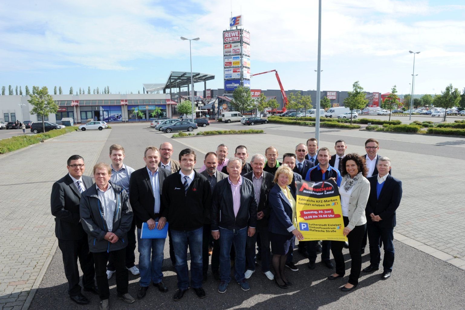 Autoschau in Eisleben auf dem Gewerbegebiet 3E - Die Autohändler stellen sich zum Gruppenfoto.