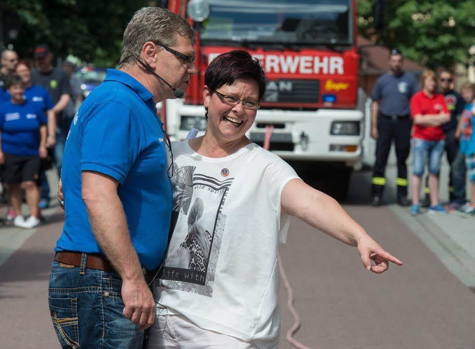 Erhard Schmidt und Marion Winderlich heizten mit ihrer guten Laune die Starter beim Tankerziehen an.