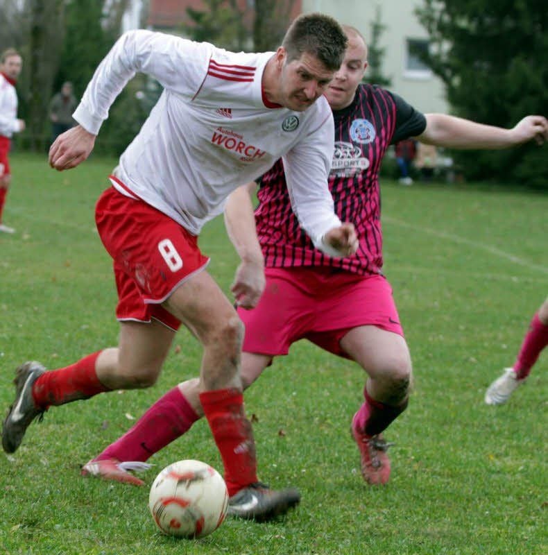 Sebastian Meyer (vorn) und Hayn kamen gegen den FC Sangerhausen nicht über ein 1:1 hinaus.