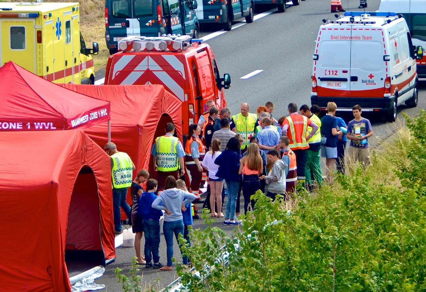 Rettungskräfte bargen die Kinder aus dem Bus und betreuten sie.