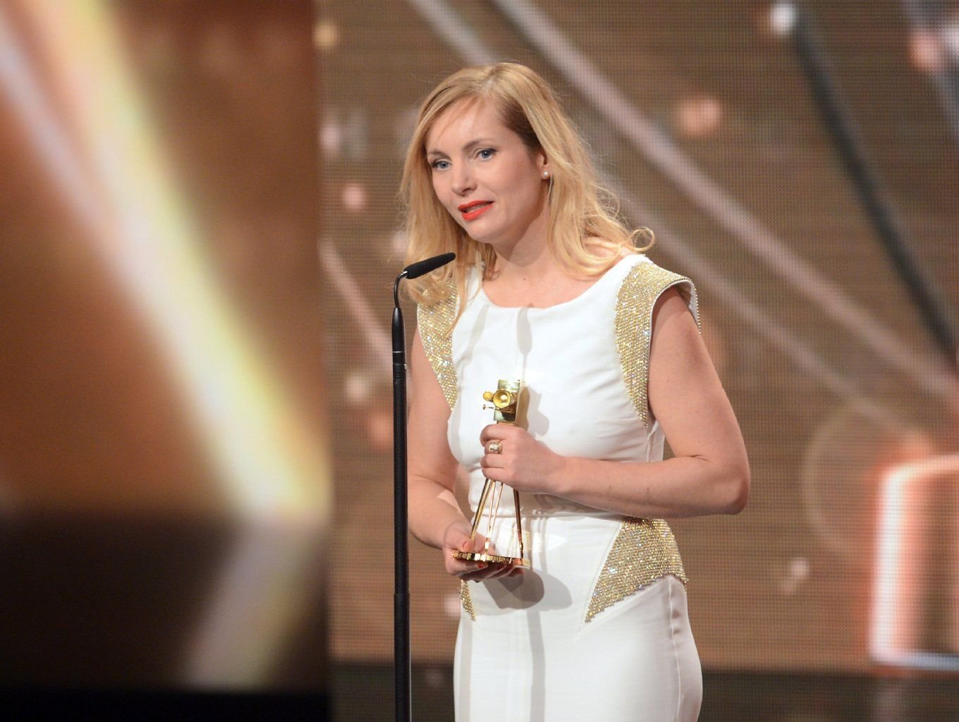 Nadja Uhl freut sich über ihres Preis als „Beste deutsche Schauspielerin“.