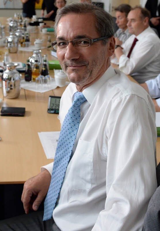 Matthias Platzeck ist dem hohen Druck nicht mehr gewachsen.