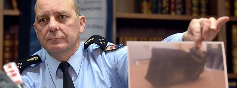 Der französische General David Galtier zeigt eine Aufnahme des zweiten Flugschreibers.