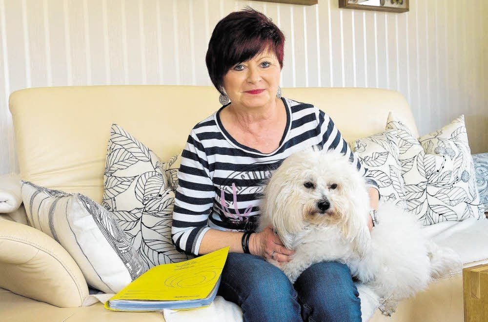 Andrea Werner darf mit ihrem Hund Leon nur noch mit Maulkorb und Leine auf die Straße. Inzwischen hat sich bei ihr eine dicke Akte rund um den Fall angesammelt.