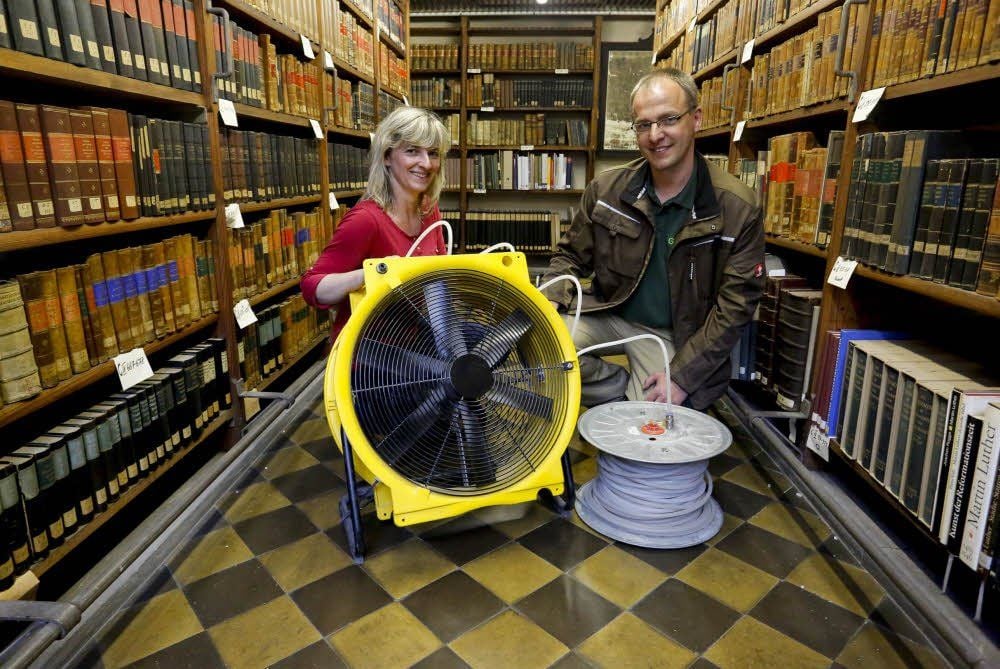 Bibliothekarin Anke Fiebiger und Marco Müller bei den Vorbereitungen.