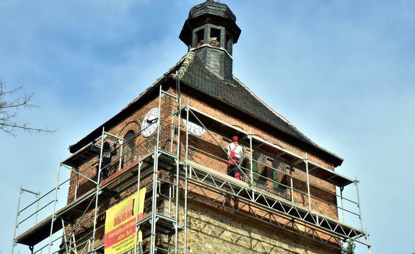 Ein Blick auf den eingerüsteten Kirchturm.