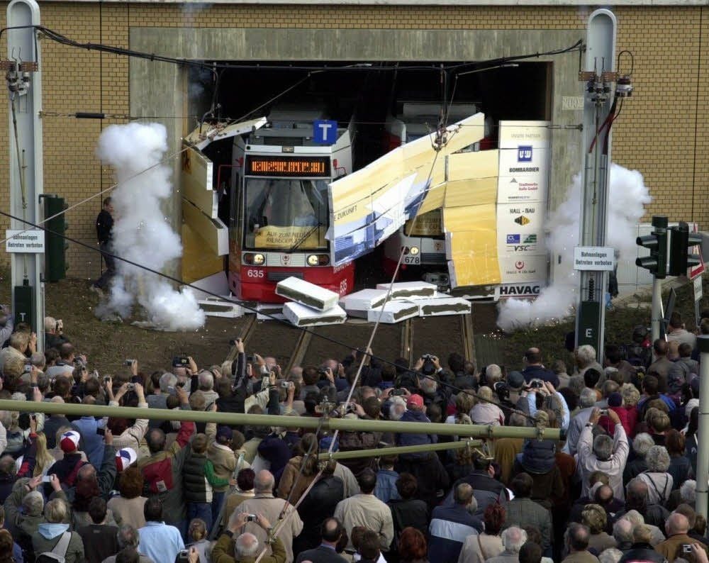 Durch die Wand ging es für die Straßenbahn 2006 bei der Eröffnung des Abschnitts vom für 35 Millionen Euro umgebauten Riebeckplatz zum Bahnhof. Der Platzumbau war die größte Investition der neuen Trasse.